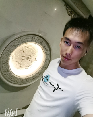 小何